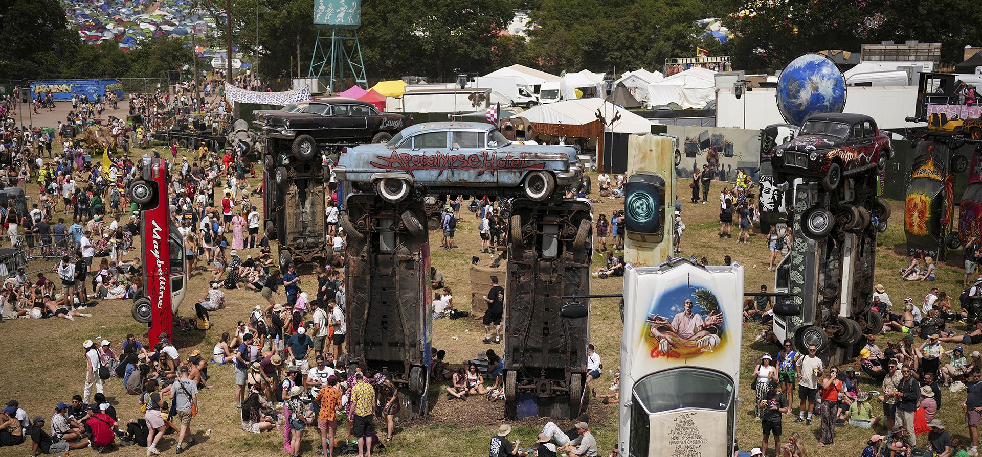Resultado de traducciónAsistentes al festival en Carhenge durante el Festival de Glastonbury en Worthy Farm, Somerset, Inglaterra, el jueves 27 de junio de 2024. (Scott A Garfitt/Invision/AP)