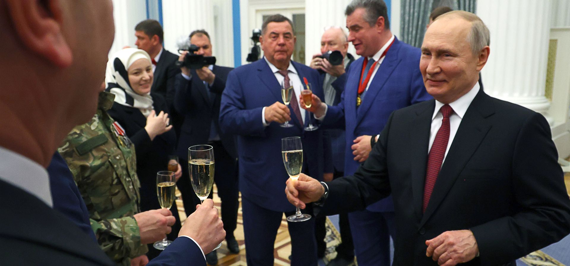 El presidente ruso, Vladimir Putin, brinda con los participantes de la ceremonia de premiación estatal por logros en el campo de la cultura, la cosmonáutica, la educación y otras áreas en el St. Catherine Hall del Kremlin en Moscú, Rusia, el martes 23 de mayo de 2023. Foto: del Kremlin / vía AP El presidente ruso, Vladimir Putin, brinda con los participantes de la ceremonia de premiación estatal por logros en el campo de la cultura, la cosmonáutica, la educación y otras áreas en el St. Catherine Hall del Kremlin en Moscú, Rusia, el martes 23 de mayo de 2023. Foto: del Kremlin / vía AP