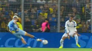 El derechazo de Alejo Veliz va camino a la red. El 9 cumplió con creces, pese a que parecía descartado para enfrentar a Talleres.