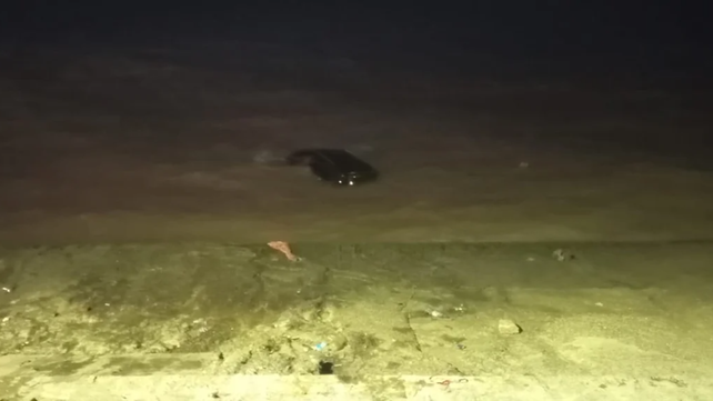 Así quedó la camioneta al caer en el río De la Plata. Madre e&nbsp; hija fueron rescatadas por pescadores