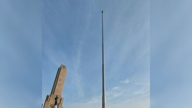 Tras ocho meses de ausencia, este miércoles vuelve la bandera al mástil mayor del Monumento