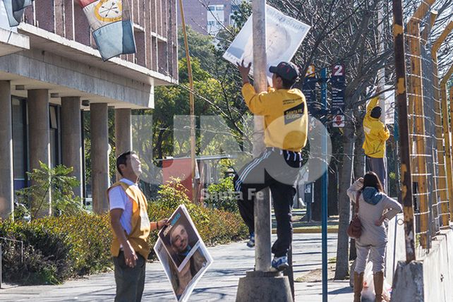 Tras la jornada electoral, comenzó la limpieza de cartelería política en la ciudad