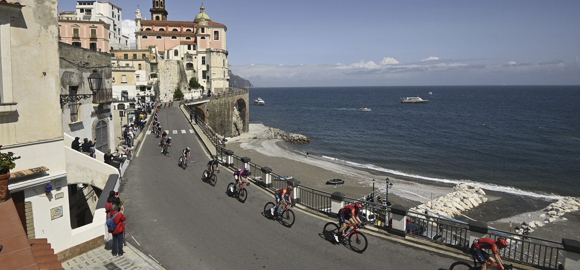 Ciclistas recorren la costa durante la sexta etapa del Giro d