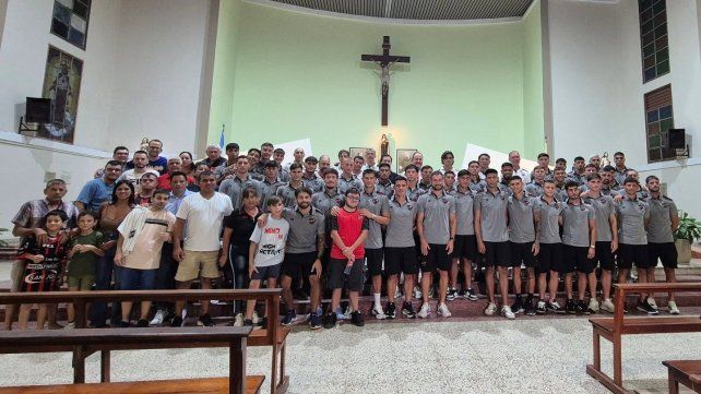Los jugadores de Patronato presentes en la misa de este martes.