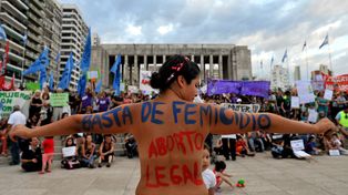 Reclamo que no cesa. Una vez más, la explanada del Monumento a la Bandera será escenario hoy de una nueva marcha contra la violencia de género.