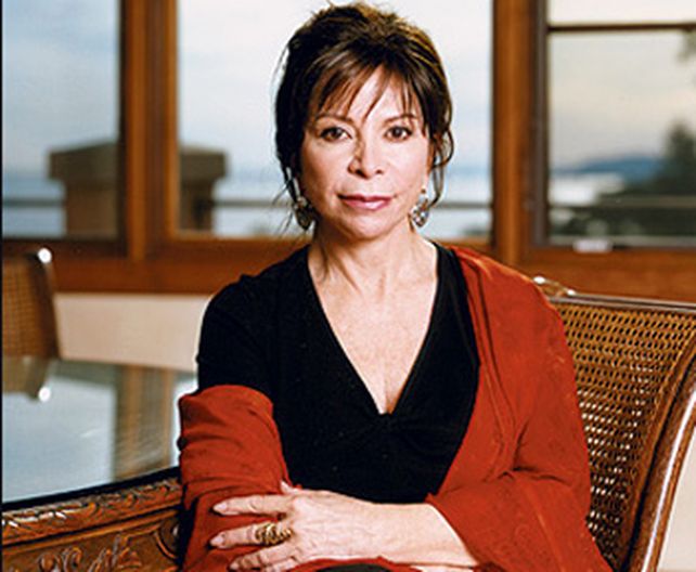 Isabel Allende: Bachelet tiene una vida de novela