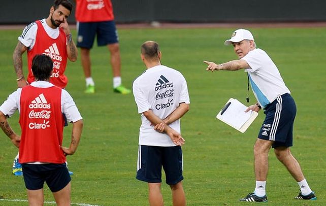 A escuchar. Sabella les brinda indicaciones específicas a Lavezzi y Palacio.