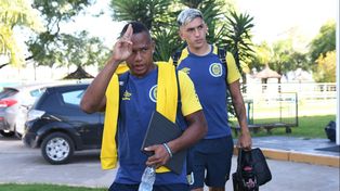 Jaminton Campaz al llegar a Buenos Aires y quedar concentrado para el cotejo ante Vélez. (Foto. CARC)