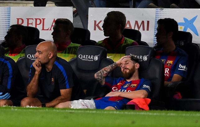 Imagen elocuente. Messi se lamenta por la lesión sufrida en el aductor derecho.
