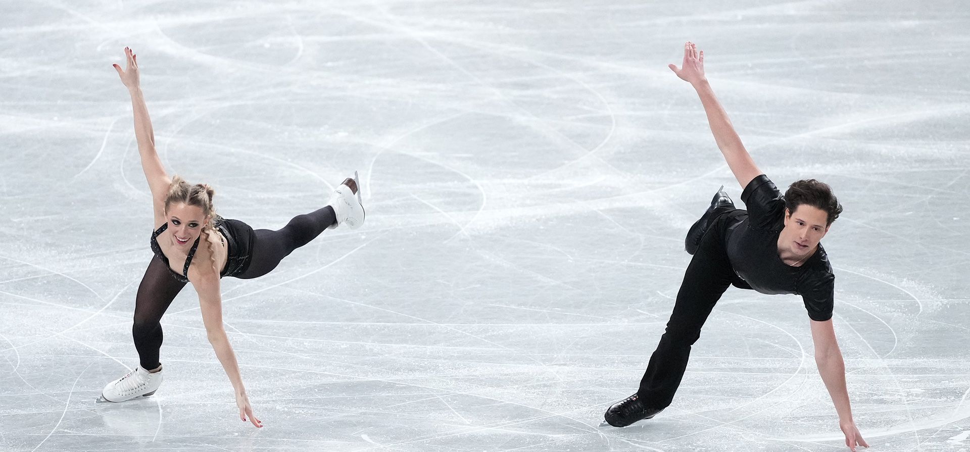Emilea Zingas y Vadym Kolesnik, de Estados Unidos, compiten en el segmento de danza rítmica de danza sobre hielo en la final del Gran Premio ISU de Patinaje Artístico en Nagoya, Japón central, el jueves 4 de diciembre de 2025. (Foto AP/Hiro Komae) Emilea Zingas y Vadym Kolesnik, de Estados Unidos, compiten en el segmento de danza rítmica de danza sobre hielo en la final del Gran Premio ISU de Patinaje Artístico en Nagoya, Japón central, el jueves 4 de diciembre de 2025. (Foto AP/Hiro Komae)