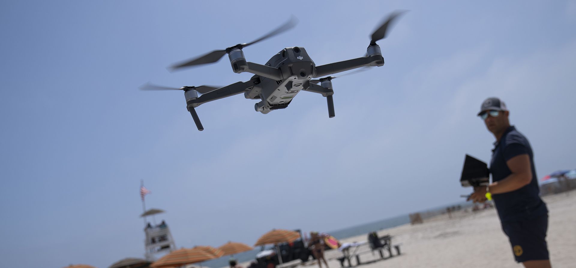 Cary Epstein, supervisor de salvavidas, opera un dron durante el despegue de un vuelo de patrulla de tiburones en Jones Beach State Park, el jueves 6 de julio de 2023, en Wantagh, N.Y. Los drones barren el océano frente a la costa de Long Island en Nueva York para patrullar el aguas por cualquier peligro que pudiera acechar. (Foto AP/John Minchillo) Cary Epstein, supervisor de salvavidas, opera un dron durante el despegue de un vuelo de patrulla de tiburones en Jones Beach State Park, el jueves 6 de julio de 2023, en Wantagh, N.Y. Los drones barren el océano frente a la costa de Long Island en Nueva York para patrullar el aguas por cualquier peligro que pudiera acechar. (Foto AP/John Minchillo)