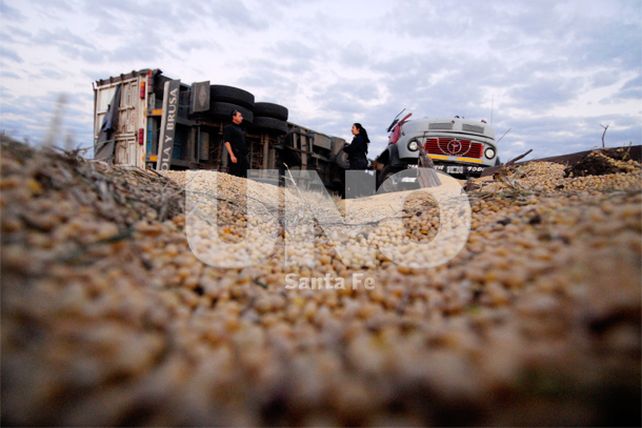 Volcó en la Autopista Santa Fe - Rosario más de 30 mil kilos de soja