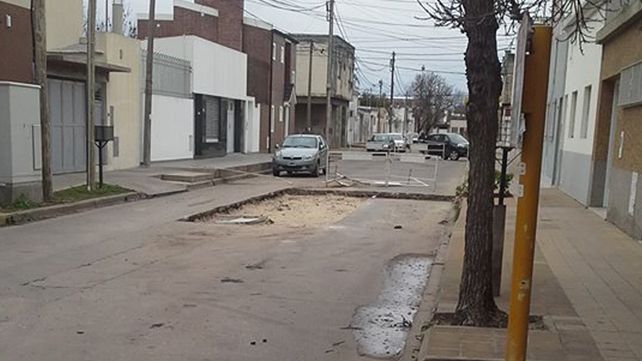 Vecinos reclaman por los baches cerca de López y Planes