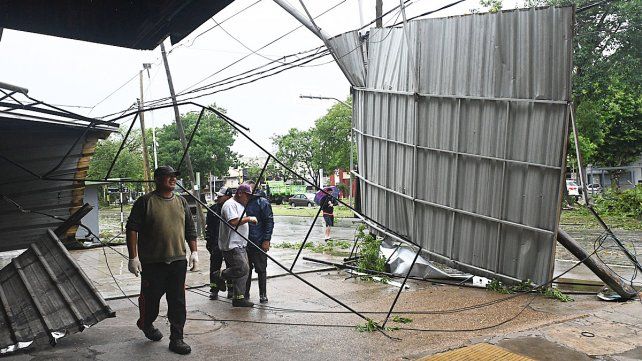 Una frnaja central del territorio está afectada por fenómenos severos. SMN advierte sobre posibles ráfagas que superan los 100 kilómetros por hora y caída de granizo.