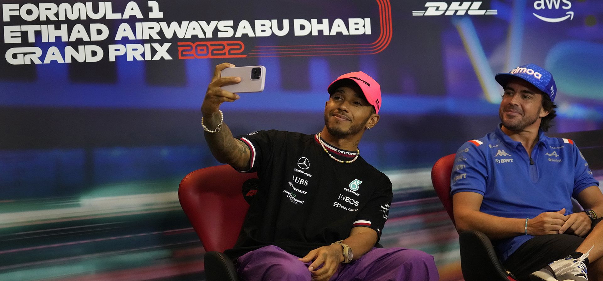 Fernando Alonso sonríe mientras Lewis Hamilton hace una selfie durante la conferencia de prensa previa al Gran Premio de Fórmula Uno de Abu Dhabi en Abu Dhabi, Emiratos Árabes Unidos, el jueves 17 de noviembre de 2022. Foto: AP/Hussein Malla