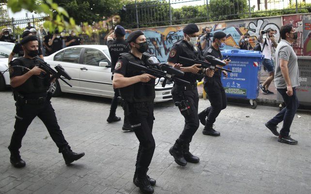 Policías marchan para dispersar una manifestación del orgullo gay en el centro de Estambul. La policía usó gas lacrimógeno para dispersar a las multitudes y detuvo a decenas de activistas LGTBI mientras cientos desafiaban la prohibición de organizar un evento de orgullo gay.