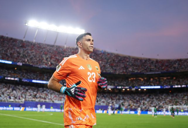 Dibu Martínez llegó con lo justo, pero fue titular en el triunfo de Argentina sobre Argelia.