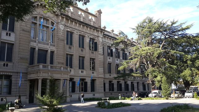 Una adolescente de 15 años se pegó un tiro delante de sus compañeros de clase