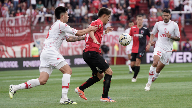 Valentino Acuña fue uno de los juveniles que puso la cara en los peores momentos de Newells.