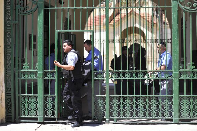 Ahora se investiga si el celular fue ingresado por connivencia policial o por una visita al detenido.