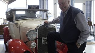 Carlos Osvaldo Semitiel en un Ford A 1931, una de las joyas de su museo. La mecánica es mi vida