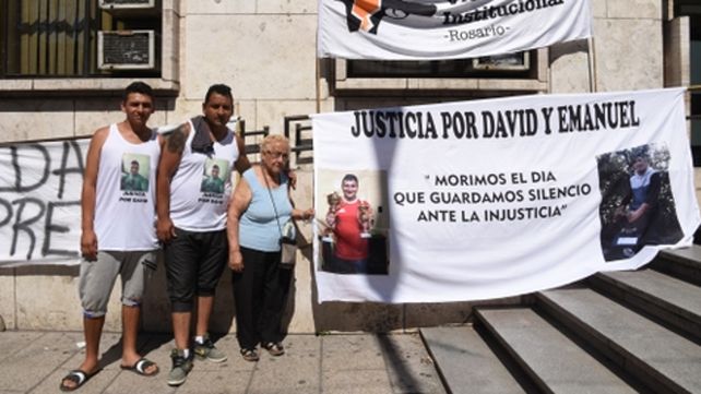 reclamo. Familiares y allegados a las víctimas frente a Tribunales.