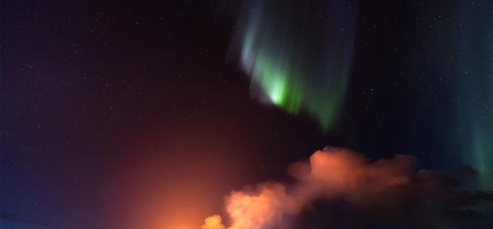 Aurora Boreal volcánica - Geldingadalir, Islandia. Fotografía: Jeroen Van Nieuwenhove