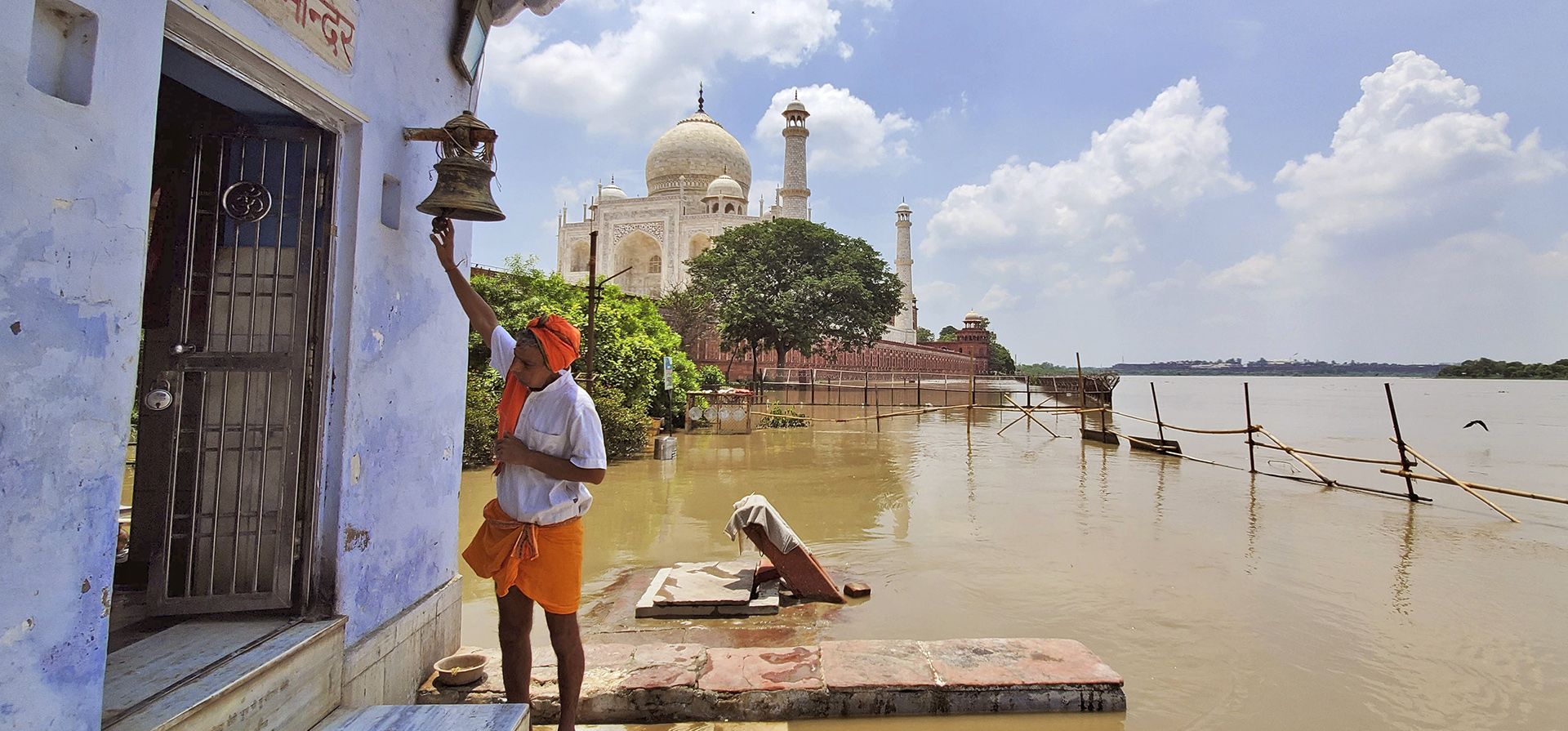 Un hombre adora en un templo del dios hindú Shiva de pie junto a un río Yamuna crecido que fluye hacia la periferia del monumento Taj Mahal en Agra, India, el miércoles 19 de julio de 2023. India es testigo regularmente de graves inundaciones durante la temporada del monzón, que corre entre junio y septiembre y trae la mayor parte de las precipitaciones anuales del sur de Asia. (Foto AP/Aryan Kaushik) Un hombre adora en un templo del dios hindú Shiva de pie junto a un río Yamuna crecido que fluye hacia la periferia del monumento Taj Mahal en Agra, India, el miércoles 19 de julio de 2023. India es testigo regularmente de graves inundaciones durante la temporada del monzón, que corre entre junio y septiembre y trae la mayor parte de las precipitaciones anuales del sur de Asia. (Foto AP/Aryan Kaushik)