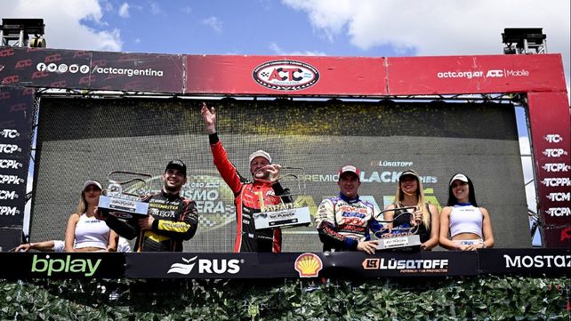 Agustín Canapino celebra en el podio de Paraná su cuarta victoria al hilo