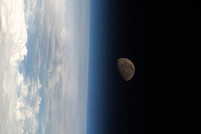 La luna por encima de la extremidad de la Tierra