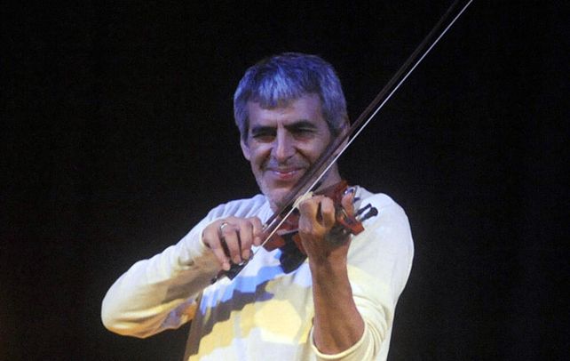 Compañía. Carabajal convocó al escenario a Carlos Pino
