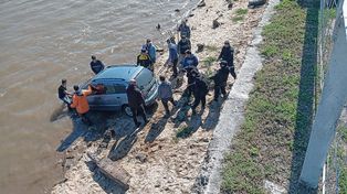 Paraná: se olvidó de poner freno de mano y el auto cayó al río