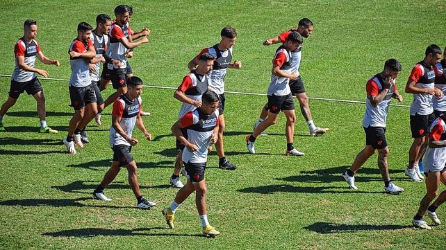 El plantel de Patronato realizó los últimos movimientos en el Grella antes de emprender viaje rumbo a Buenos Aires.