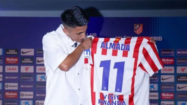 Thiago Almada con la 11 del cuadro Rojiblanco.