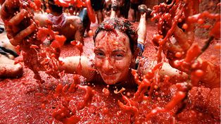 Miles de valencianos la pasaron pipa en la fiesta de la Tomatina
