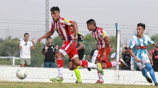 Atlético Paraná se sacó de encima a Belgrano y sigue adelante.
