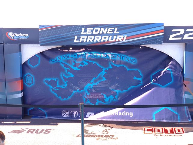 El box de Leo Larrauri lució una lona para cubrirse del sol en la entrada al box