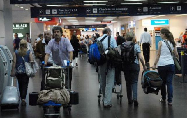 Los pasajeros sufrieron demoras por la medida de fuerza de controladores en Aeroparque.