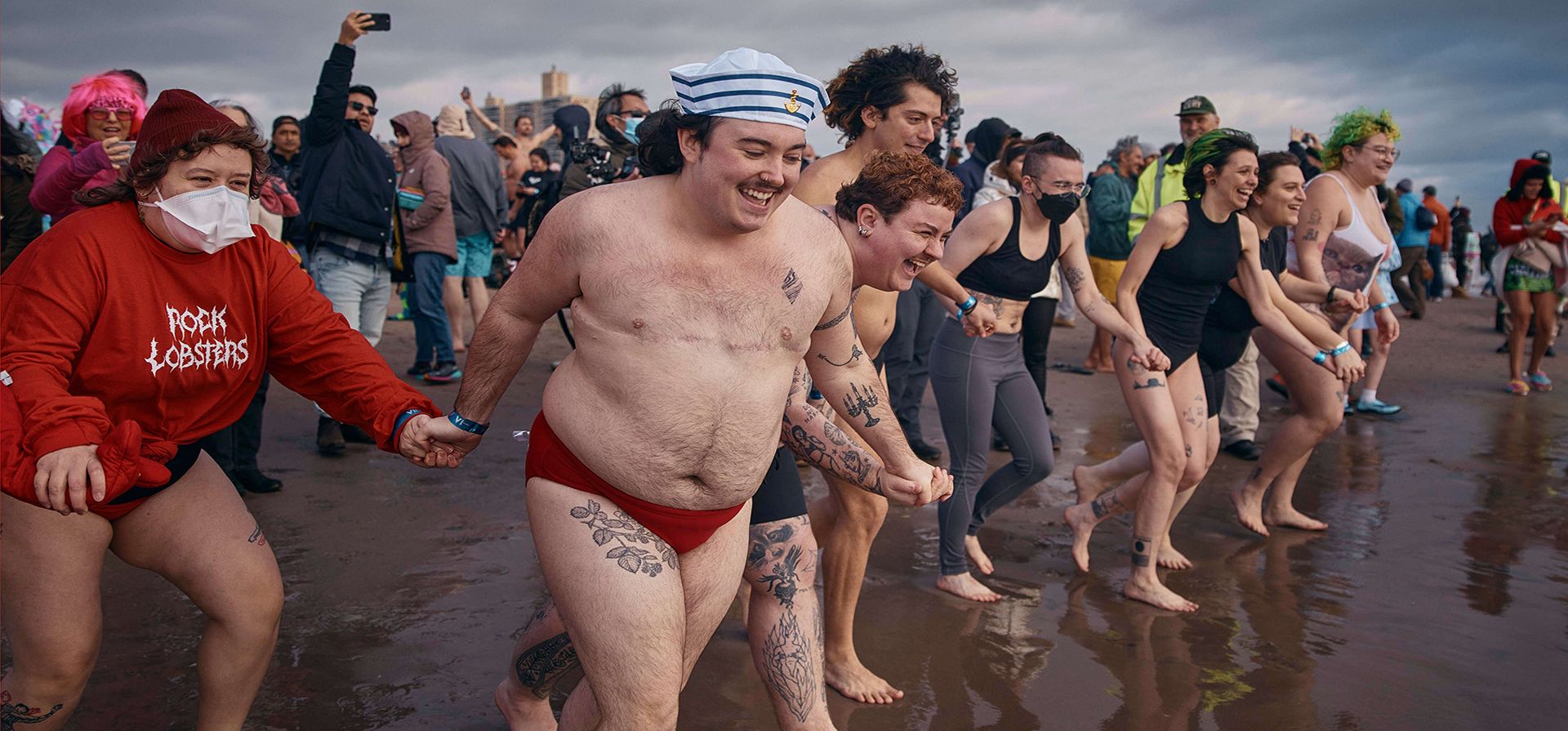 Participantes  del evento anual Polar Bear Plunge el día de Año Nuevo, de 2025, entran al agua fría del río Monongahela en Pittsburgh, Pensilvania, EE.UU.. (Foto AP/Andres Kudacki, Archivo)