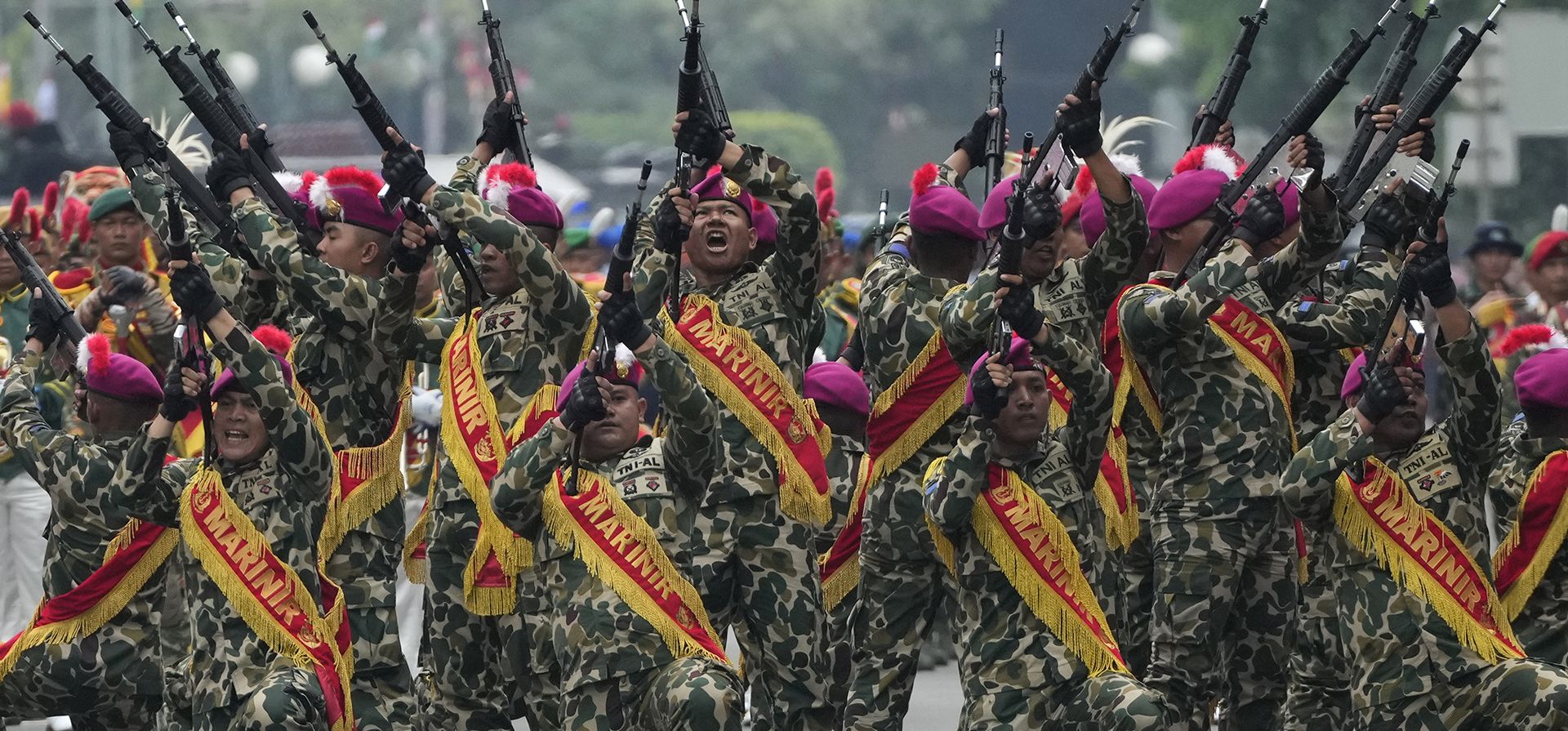 Marines indonesios actúan durante un desfile del Día de las Fuerzas Armadas que conmemora el 77º aniversario del ejército indonesio en el principal distrito comercial de Yakarta, Indonesia, el miércoles 5 de octubre de 2022.