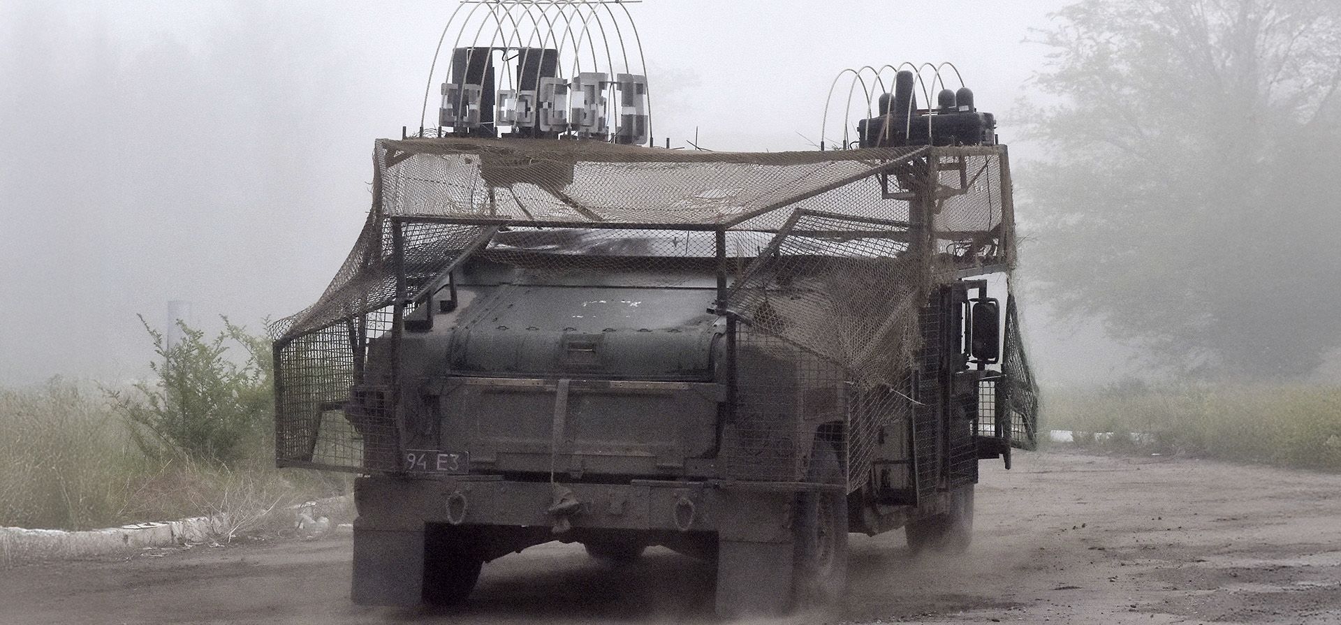 Un vehículo blindado Hummer estadounidense del ejército ucraniano, equipado con una red antidrones, avanza hacia su posición en la región de Zaporizhia, Ucrania, el lunes 5 de mayo de 2025. (Andriy Andriyenko/65.ª Brigada Mecanizada de Ucrania vía AP) Un vehículo blindado Hummer estadounidense del ejército ucraniano, equipado con una red antidrones, avanza hacia su posición en la región de Zaporizhia, Ucrania, el lunes 5 de mayo de 2025. (Andriy Andriyenko/65.ª Brigada Mecanizada de Ucrania vía AP)