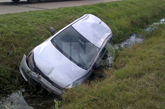 Un auto cayó a un zanjón en Av Aristóbulo del Valle al 10800