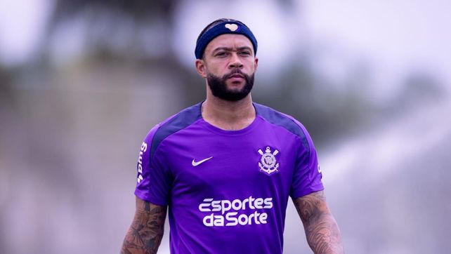 El delantero Memphis Depay no renovó contrato con Corinthians y el técnico lo extrañó en el choque contra Central en Arroyito.