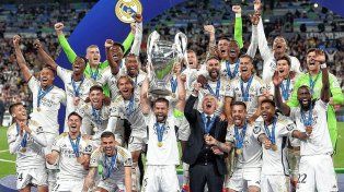 El plantel del Real Madrid festeja con su nueva Liga de Campeones.