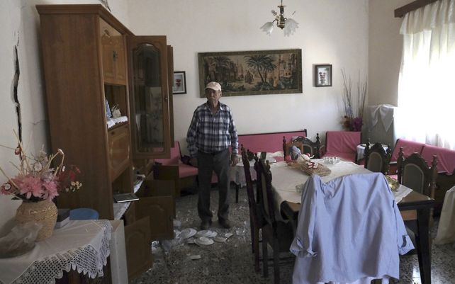Un anciano enseña su casa después de que un fuerte terremoto dañara su casa en la aldea de Roussochoria en la isla sur de Creta, Grecia, el lunes 27 de septiembre de 2021. Un fuerte terremoto golpeó la isla griega de Creta.