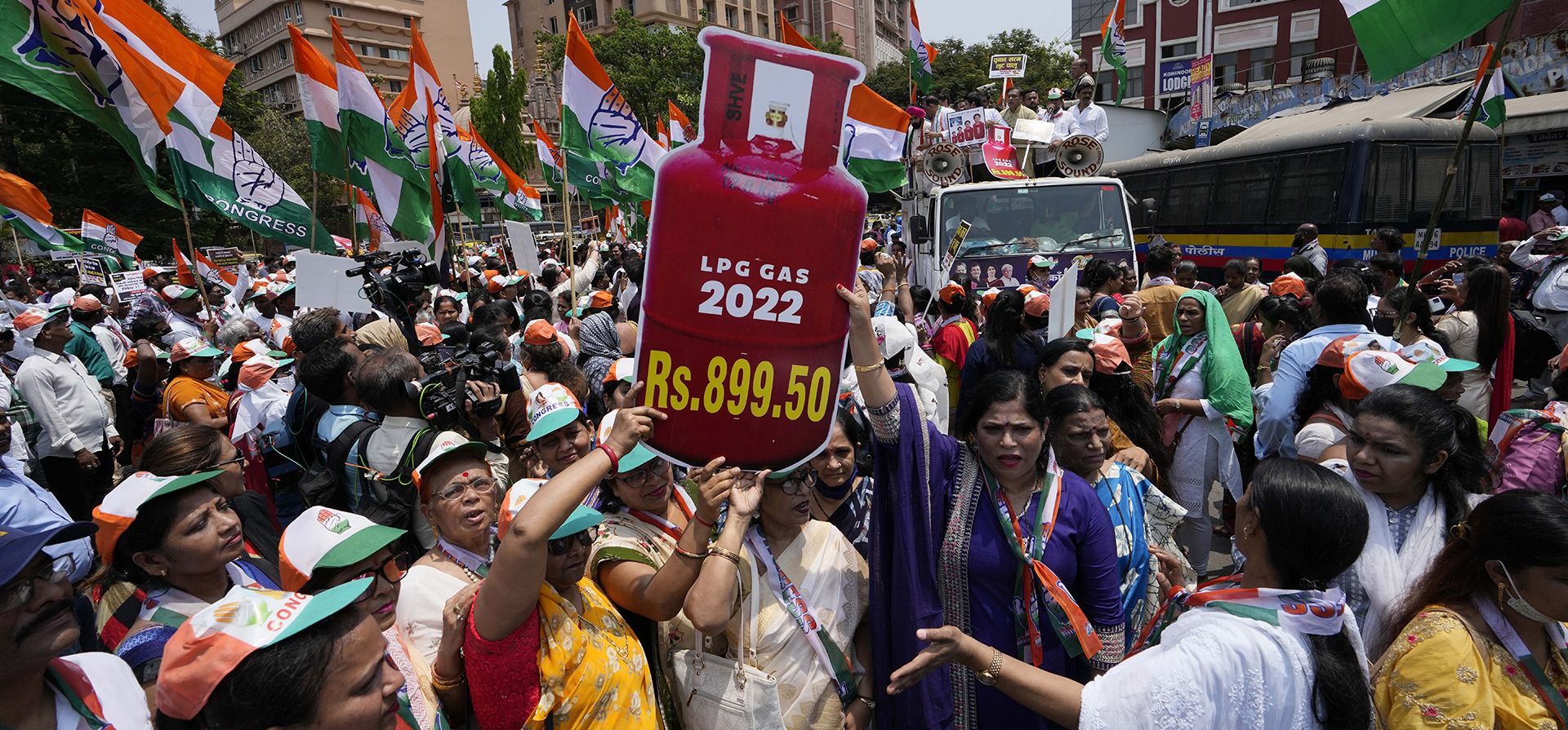 Trabajadores del partido del Congreso muestran una imagen recortada de un cilindro de gas para cocinar durante una manifestación de protesta contra el aumento del precio del combustible en Mumbai, India, el miércoles 6 de abril de 2022.
