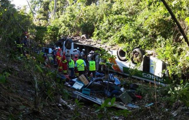El ómnibus de pasajeros de larga distancia cayó en un profundo barranco.