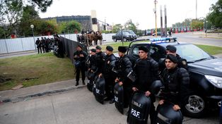 El gobierno provincial compra 600 equipos antitumultos para la policía