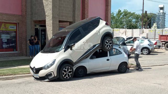 El insólito accidente ocurrido en el Puerto santafesino cuando un auto quedó debajo de otro.&nbsp;