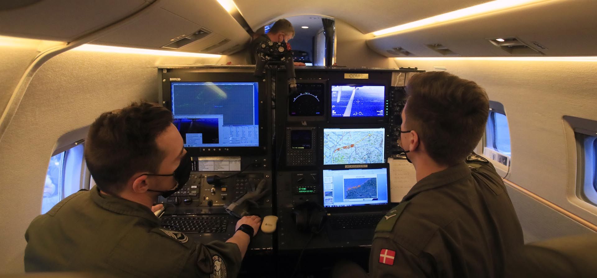 Oficiales miran las pantallas de control a bordo de un Bombardier CL-600-2B16 Challenger 604, un avión Frontex de la UE proporcionado por la Real Fuerza Aérea Danesa y equipado con sensores y radares modernos para respaldar el control de fronteras terrestres y marítimas, en el aeropuerto de Lille Lesquin, en el norte de Francia, el jueves. 16 de diciembre de 2021. El avión apoyará a las autoridades francesas y belgas que intentan detectar la actividad ilegal de cruce de barcos, luego de que 27 migrantes se ahogaran cuando su bote se desinfló en el Canal de la Mancha en noviembre. Foto: AP